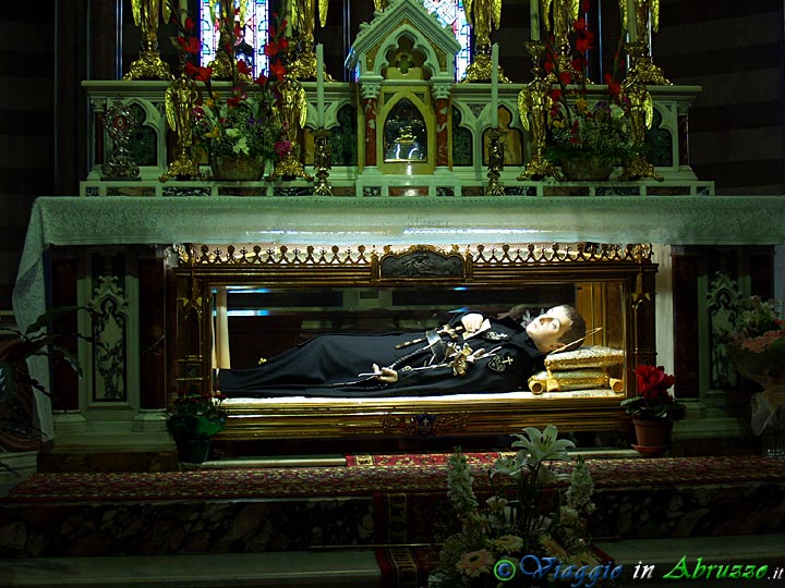 18-P4013305+.jpg - 18-P4013305+.jpg - Santuario di San Gabriele dell'Addolorata: le reliquie del Santo, Patrono d'Abruzzo.